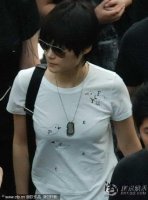 李宇春現(xiàn)身引多名保鏢護駕 緊身T恤露上圍曲線