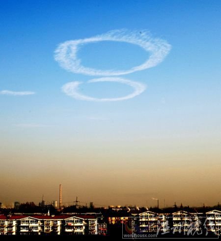 當(dāng)天，南京板橋上空還出現(xiàn)奇怪巨型云圈，引起民眾關(guān)注。