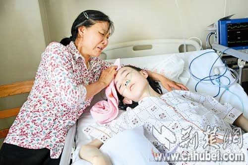 天門(mén)婦女孫國(guó)香和她因沉迷網(wǎng)游而重病纏身的兒子王剛 記者戈昊怡攝