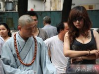 和尚美女道士齊上陣 “最?！逼砀F(tuán)現(xiàn)場(chǎng)和尚眼睛盯