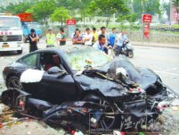 南京長(zhǎng)虹路車(chē)禍：無(wú)牌保時(shí)捷撞飛環(huán)衛(wèi)工 肇事車(chē)主逃