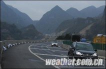 貴州威寧氣溫驟降省道部分路面結(jié)冰 15日威寧有雨雪