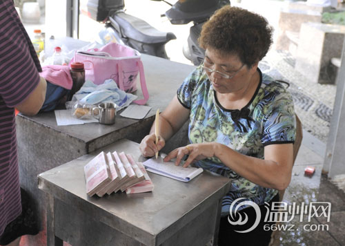 溫州兩名愛心女士挨個(gè)給伏茶點(diǎn)捐款不留名