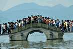 人山人海景點 十一黃金周旅游景點人山人海是看風(fēng)景不如說看人