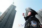 農(nóng)民工多次討薪無果 竟來到工地爬吊塔 80米的吊塔上
