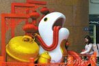 成都街頭出現(xiàn)小白蛇吉祥物 蛇年吉祥物太萌被指俗氣