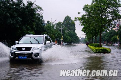 廣西欽州28迎來(lái)暴雨 道路積水30多厘米影響出行