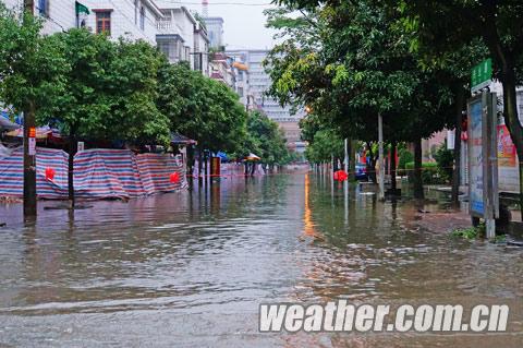 廣西欽州28迎來(lái)暴雨 道路積水30多厘米影響出行