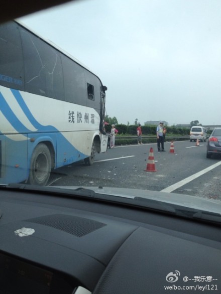 這輛溫州快線發(fā)生車禍后停在高速上引起堵車