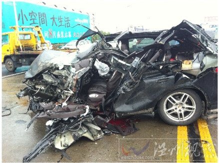 保時(shí)捷的車頭完全被撞爛了