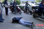 浙江金華老人摔倒不敢扶 好心市民打120急救圍成圈保