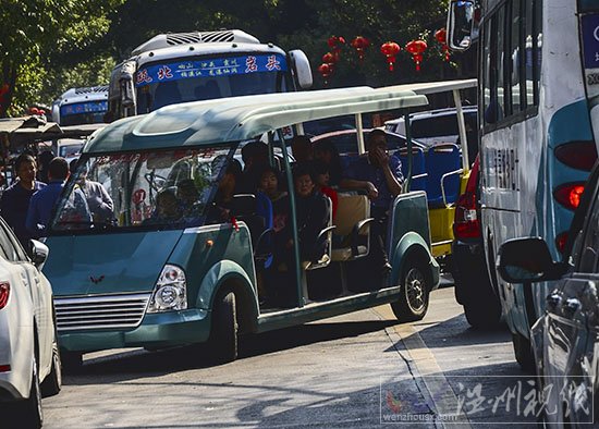龍瀑仙洞非公路用旅游觀光車(chē)堵路
