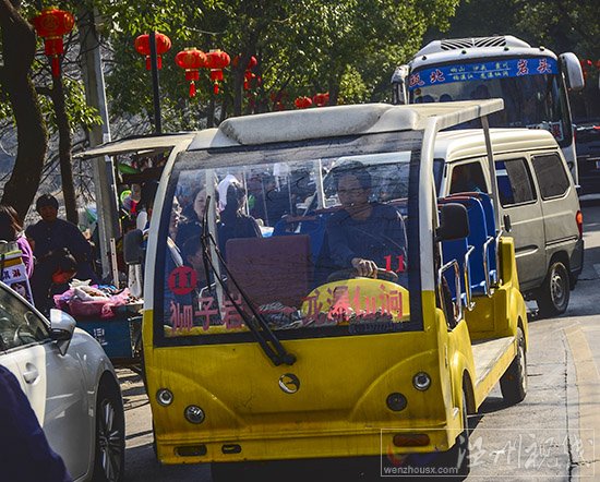 龍瀑仙洞非公路用旅游觀光車(chē)堵路