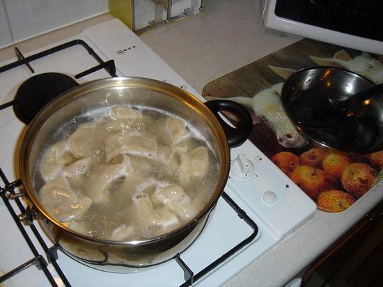 煮餃子不粘鍋的方法 在水里加點(diǎn)鹽餃子不易粘鍋破皮