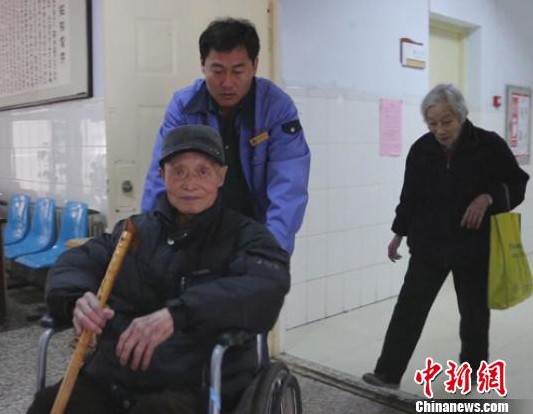 鄭州的哥免費送老人去醫(yī)院 為了準時接送推遲出車