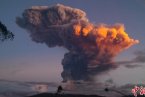 厄瓜多爾火山噴發(fā)圖片 一座活火山噴10千米高煙柱