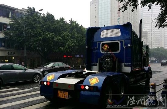 溫州再現(xiàn)土豪婚車隊(duì) 擎天柱當(dāng)頭勞斯萊斯蘭博基尼在后