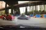 男子逼停女司機(jī) 將其拖下車暴打引眾怒