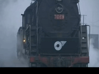 抗日雷劇再現(xiàn)神技：自行車飛起來了！還能截火車