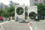 四川德陽廣場的雕塑倒地男孩被砸身亡