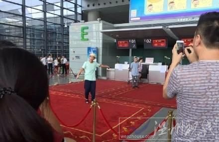 陳冠希向群眾示意自己沒有動(dòng)手
