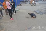 老人倒地拍照攙扶 鄭州老人倒地市民拍照后攙扶