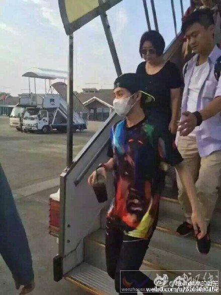 跑男?？谡炯钨e現(xiàn)身