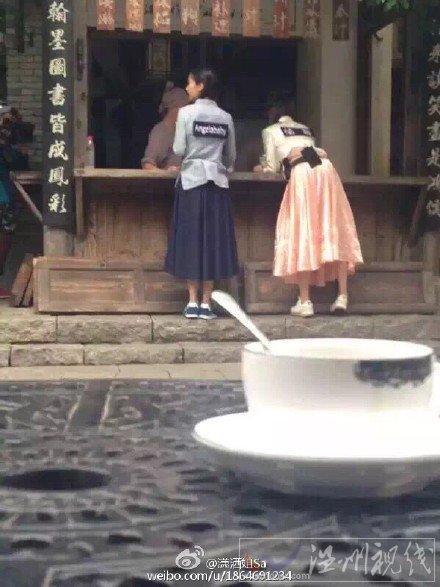 楊冪在尋找任務(wù)卡片