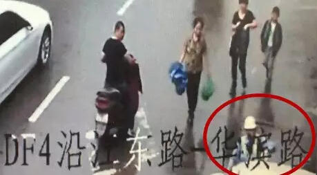 瑞安女司機撞協(xié)警