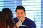 李晨被女粉絲喂食 回家要被范爺罵了