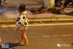 女子繩牽女兒逛街防走丟