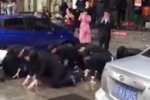 員工當(dāng)街下跪爬行的激勵(lì)行為涉嫌違法