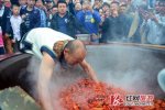男子徒手爆炒龍蝦 不被熱油燙傷太神奇