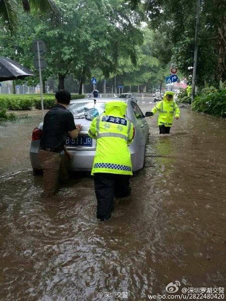 妮妲登陸深圳帶來暴雨 羅湖區(qū)筍崗寶安路口積水達(dá)50厘米