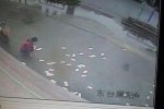 市民3萬元被大風(fēng)吹走 好心人幫忙撿錢正能量暖人心