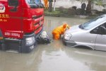 面包車被困污水中 因污水太臭不愿逃生等待救援