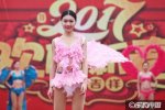 廟會(huì)上演維秘秀 河南開(kāi)封翰園廟會(huì)泳裝秀
