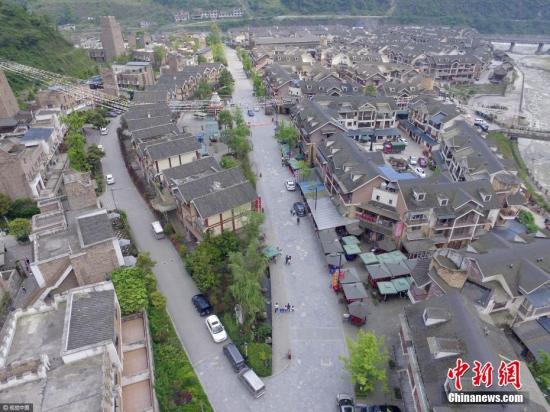 汶川地震九周年，航拍震中映秀鎮(zhèn)小洋樓整齊排列。 莫曉 攝 視覺中國