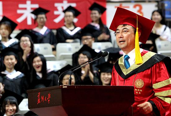 校長熊思東在學(xué)位授予儀式上為畢業(yè)生們臨別贈言。