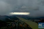 打開天窗了 廣西暴風(fēng)雨之前天空烏云密布好像打開一個(gè)天窗