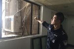 跳樓時絲襪被勾獲救