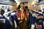 西成高鐵動妹兒披漢服走秀引關注