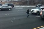 運(yùn)鈔車撒51萬美元遭哄搶引發(fā)車禍