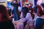 女總裁幫員工洗腳當成獎勵 被指作秀