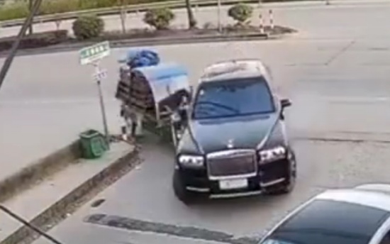 三輪車撞上700多萬元?jiǎng)谒谷R斯