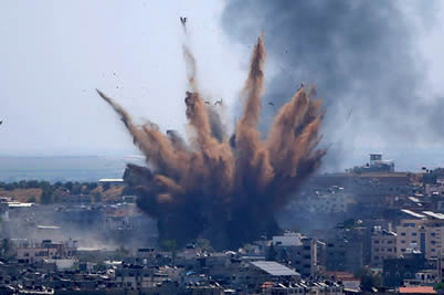 以色列空襲加沙城的一座建筑物爆炸瞬間