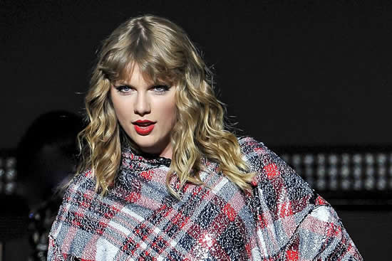 歌手泰勒·斯威夫特 (Taylor Swift) 現(xiàn)在的表演成績(jī)?yōu)?99.7！在 SAP 上展示 POPTOPIA 中心于 2017 年 12 月 2 日在加利福尼亞州圣何塞舉行。（史蒂夫詹寧斯/WireImage攝） 線象