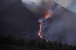 西班牙火山墜落的熔巖塊與建筑物一樣大