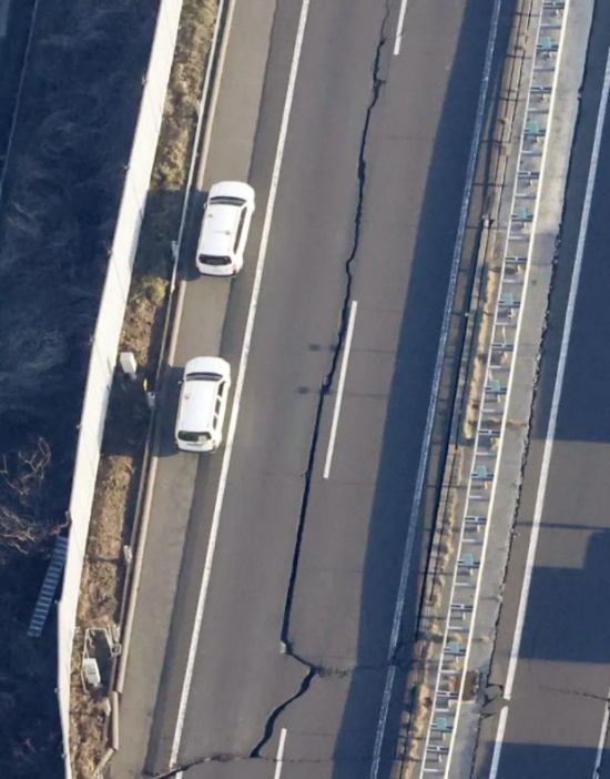 現(xiàn)場:日本強震后公路裂開50米長縫