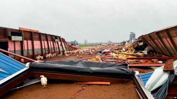 美國暴風(fēng)雨帶來的龍卷風(fēng)和暴風(fēng)雪造成2人死亡